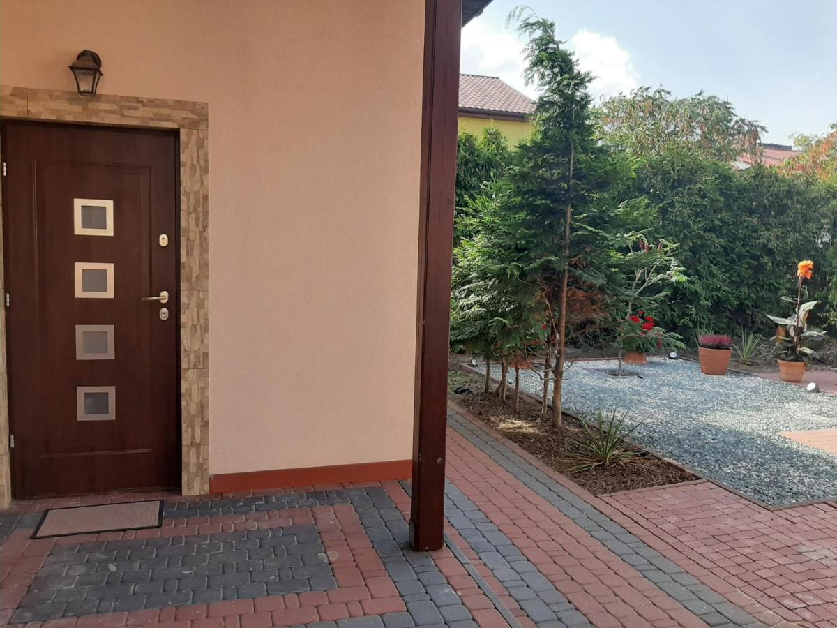 Apartment Pd Faktura Na Przedmiesciach Z Prywatnym Parkingiem I Ogrodem