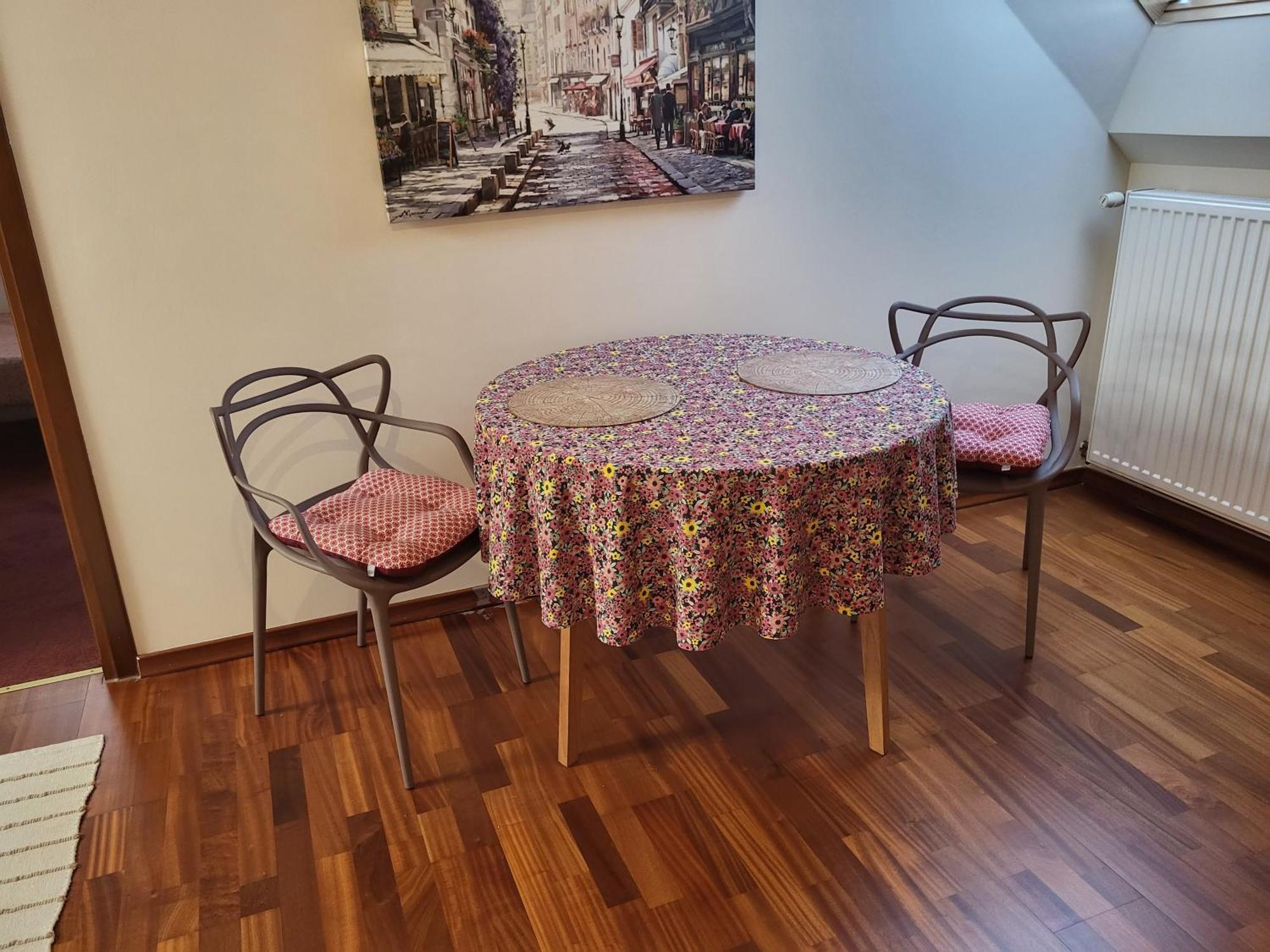 Pd Faktura Na Przedmiesciach Z Prywatnym Parkingiem I Ogrodem Apartment