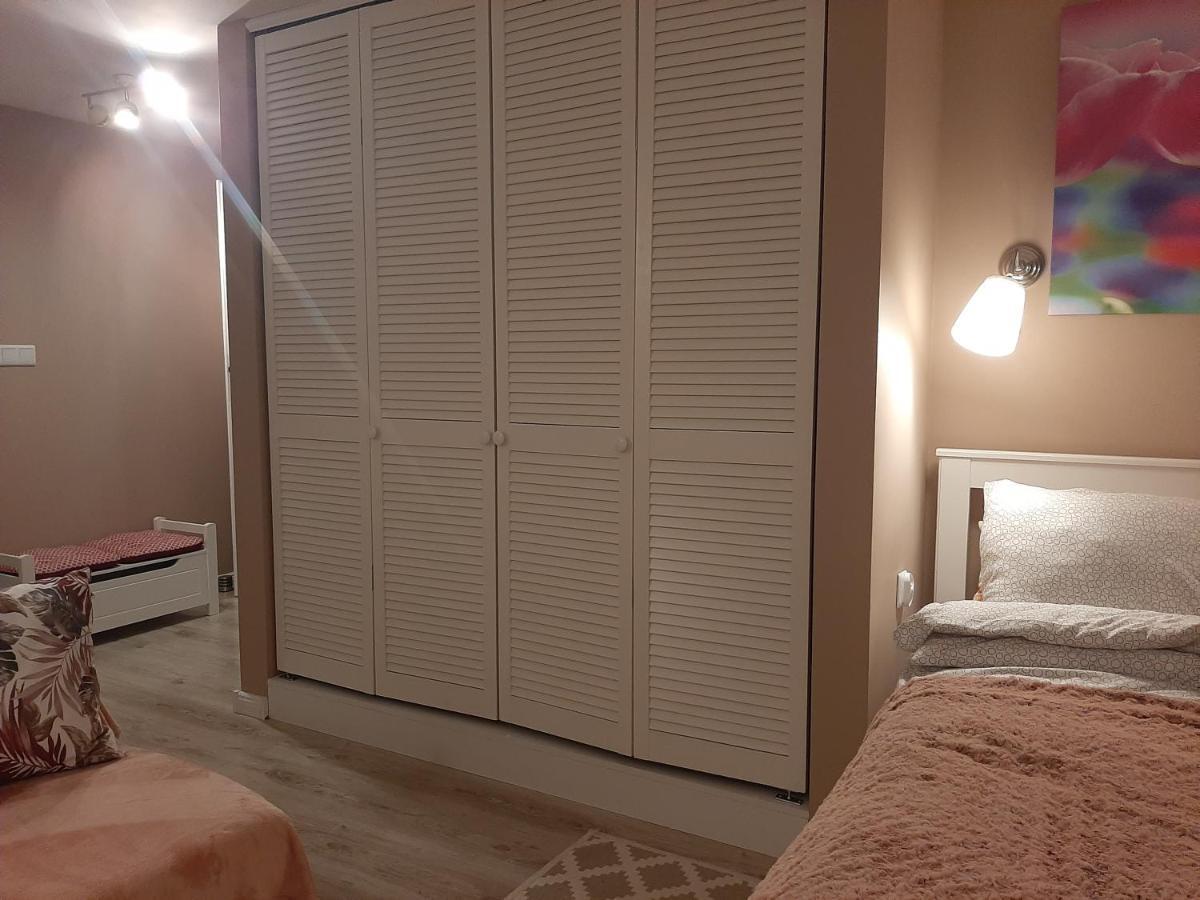 Apartment Pd Faktura Na Przedmiesciach Z Prywatnym Parkingiem I Ogrodem
